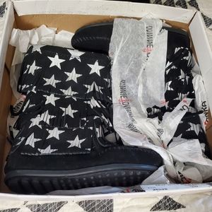 Minnetonka 3 layer boot - black with silver star pattern